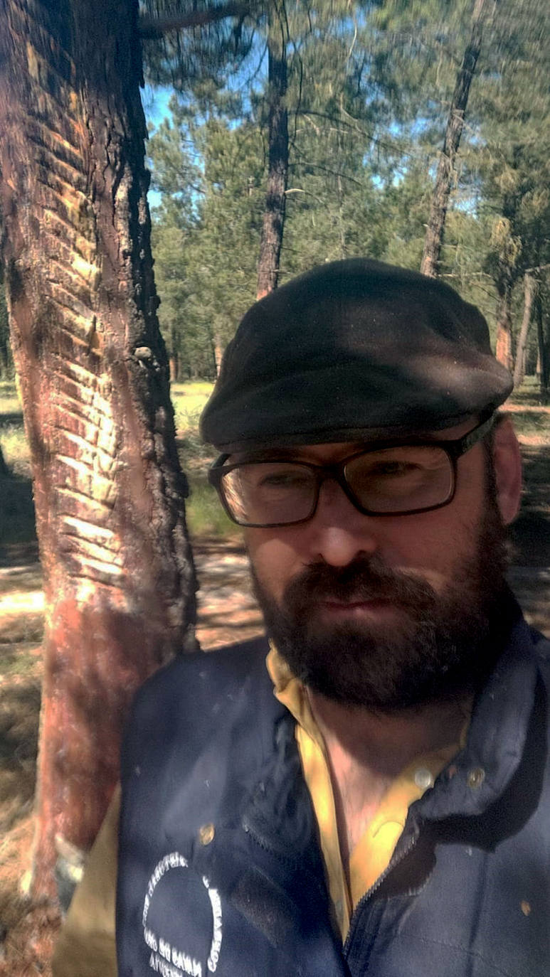 Guillermo Arranz, resinero en Navas de Oro.