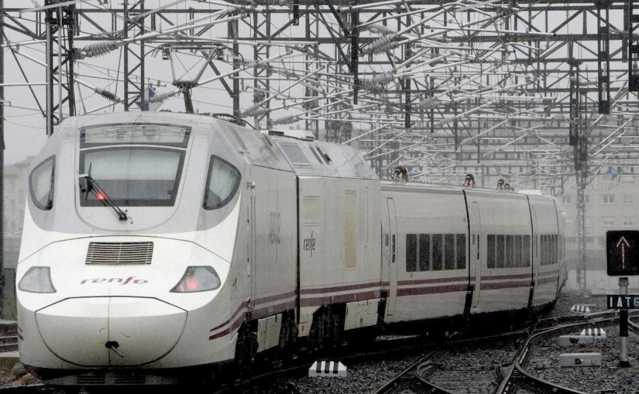 Imagen de un tren Alvia a su salida de una estación. 