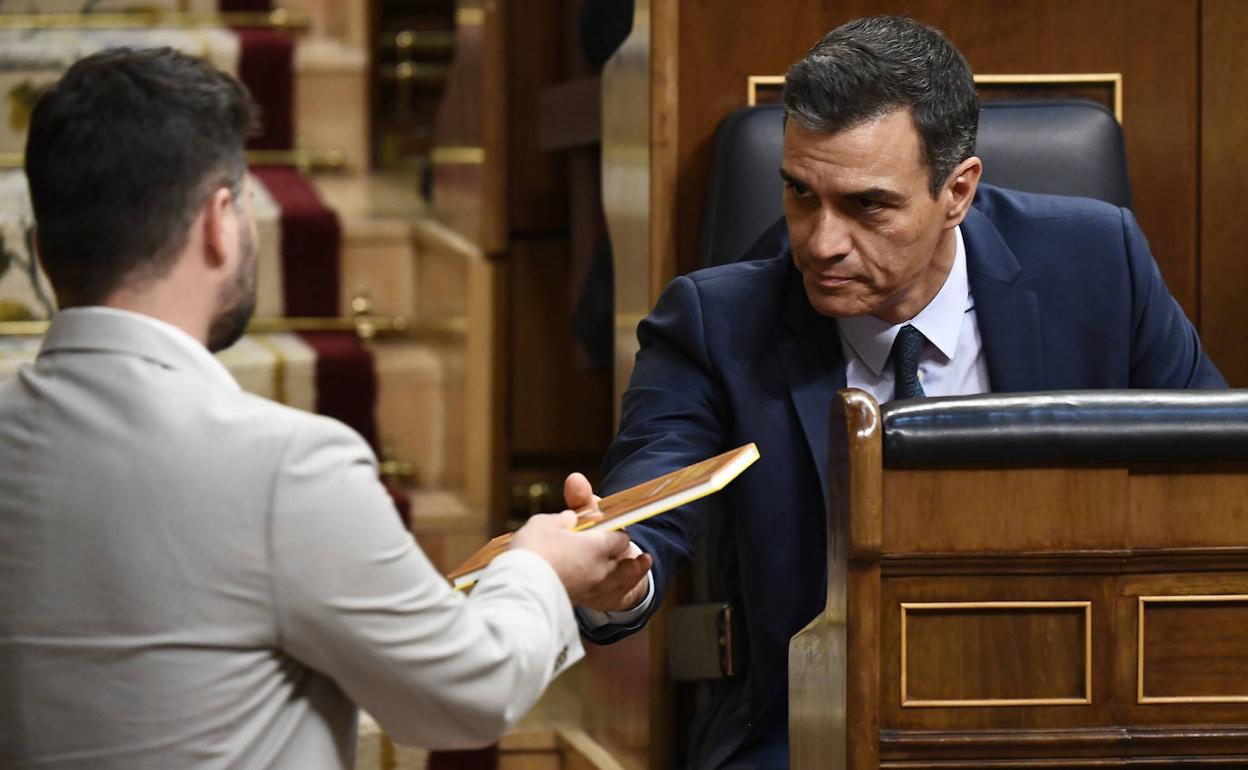Pedro Sánchez y el Portavoz de Esquerra, Gabriel Rufián, en el Congreso de los Diputados. 