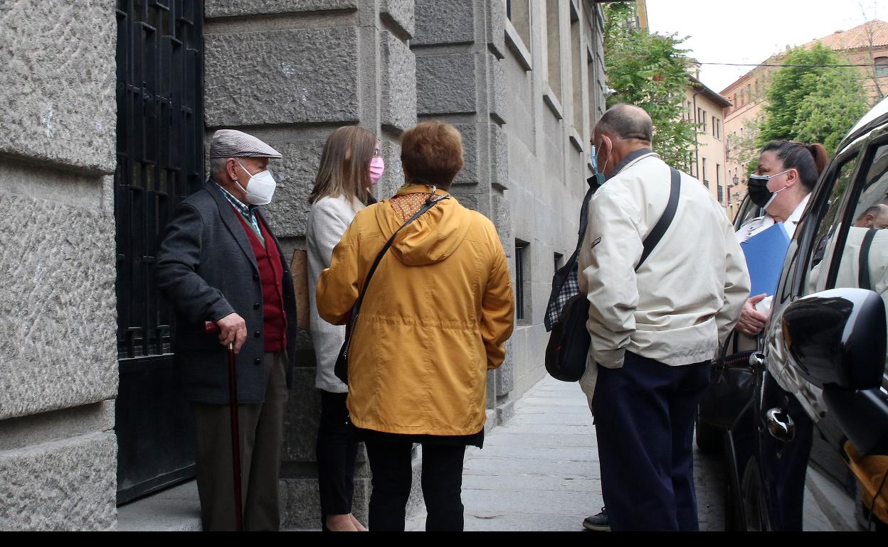 Miembros del jurado esperan en la Audiencia el acuerdo entre las parte.