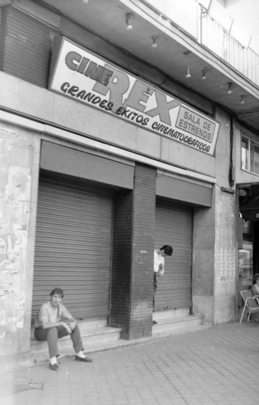 Inaugurado el 22 de abril de 1962. Al igual que el cine Goya, la crisis de espectadores y la antigüedad de las salas obliga a cerrarlo. El Rex cierra en 1986.