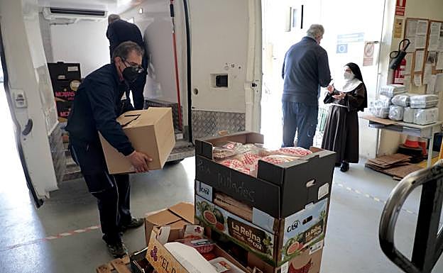 Voluntarios del Banco de Alimentos cargan los víveres en la furgoneta de una de las entidades colaboradoras. 