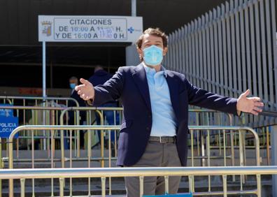 Imagen secundaria 1 - Mañueco conversa con varias personas mayores tras haberse vacunado en el Multiusos 