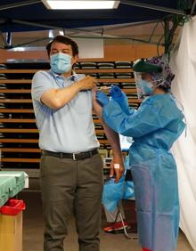 Imagen secundaria 2 - Mañueco conversa con varias personas mayores tras haberse vacunado en el Multiusos 