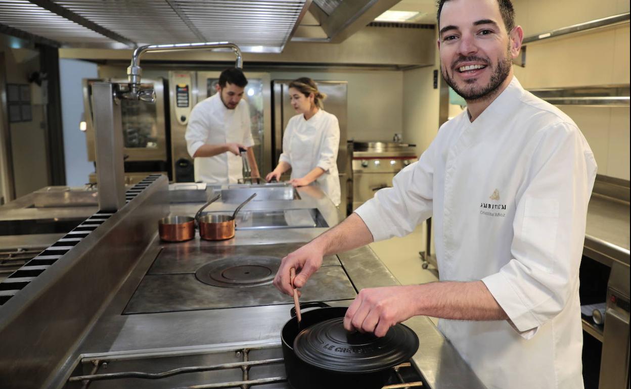 El chef Cristóbal Muñoz, del restaurante Ambivium, paraticipará en la Copa Jerez con su compañero sumiller Diego González. 