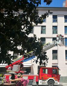 Imagen secundaria 2 - Los bomberos sofocan un fuego en el bar Vino Tinto de Valladolid.