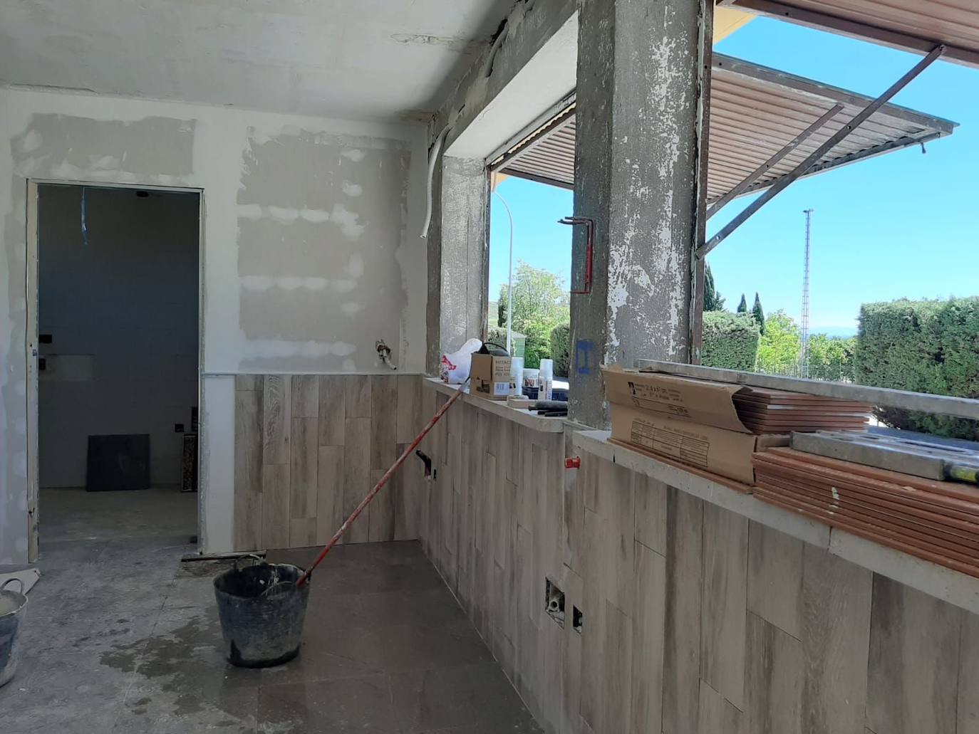 Obras en el quiosco bar de las piscinas municipales e instalaciones deportivas. 