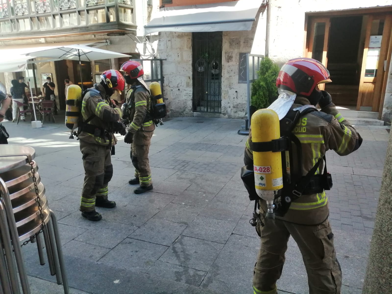 Bomberos en la entrada del bar Vino Tinto de Valladolid. 