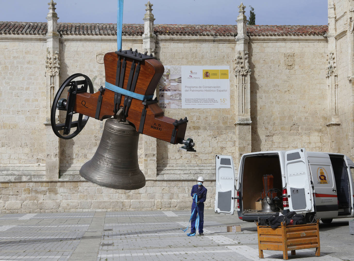 La grúa sube cuatro de las campanas que han sido restauradas en Saldaña.