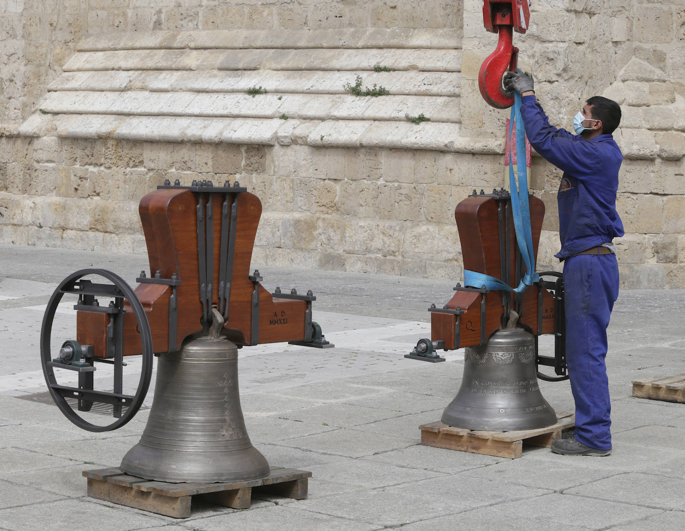 La grúa sube cuatro de las campanas que han sido restauradas en Saldaña.