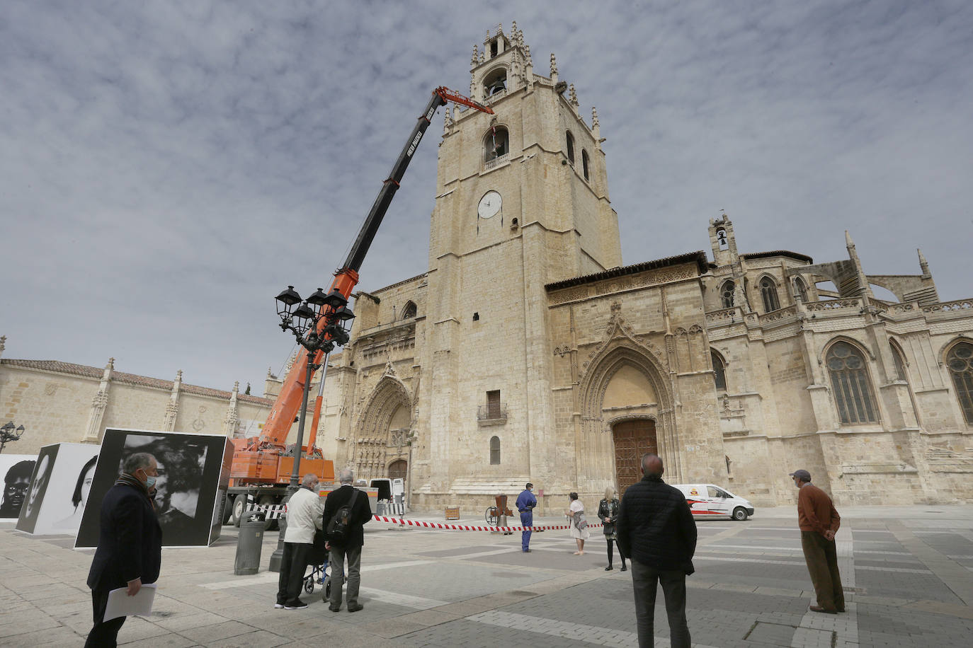 La grúa sube cuatro de las campanas que han sido restauradas en Saldaña.