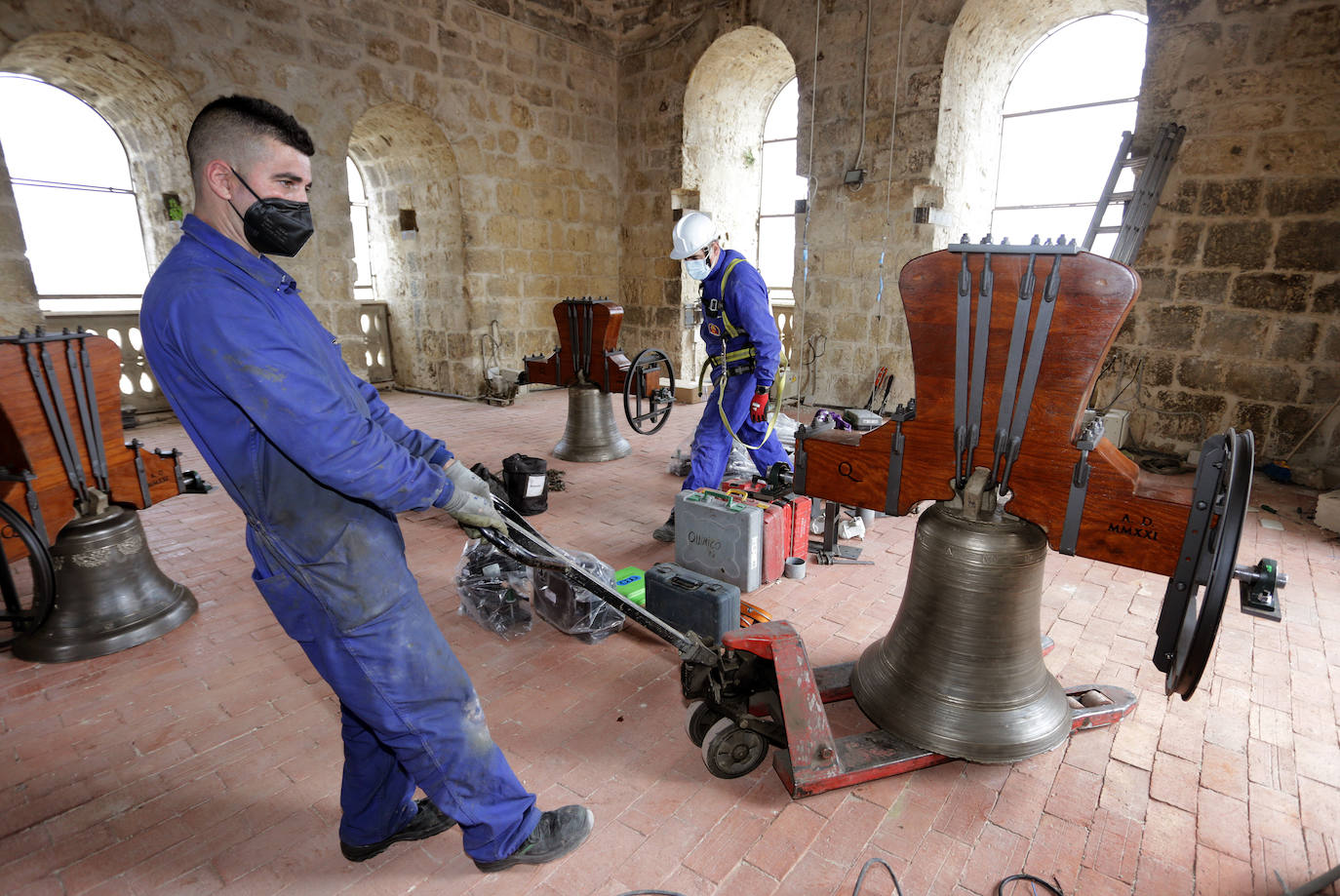 La grúa sube cuatro de las campanas que han sido restauradas en Saldaña.