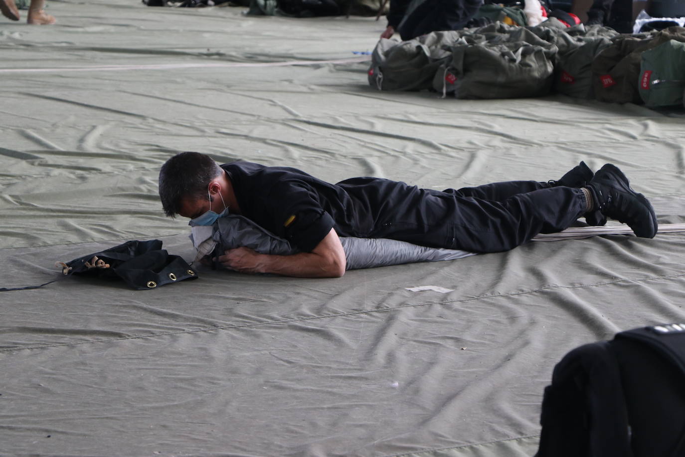 La Brigada Paracaidista pone en práctica el ejercicio Lone Paratrooper 2021 en el que 140 paracaidistas de España, Francia, Portugal y Estados Unidos se instruyen en el cielo inmejorable de la Academia Básica del Aire de la Virgen del Camino