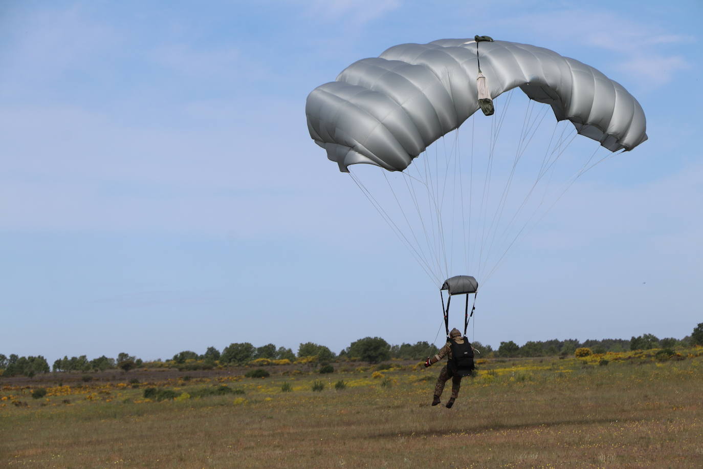 La Brigada Paracaidista pone en práctica el ejercicio Lone Paratrooper 2021 en el que 140 paracaidistas de España, Francia, Portugal y Estados Unidos se instruyen en el cielo inmejorable de la Academia Básica del Aire de la Virgen del Camino