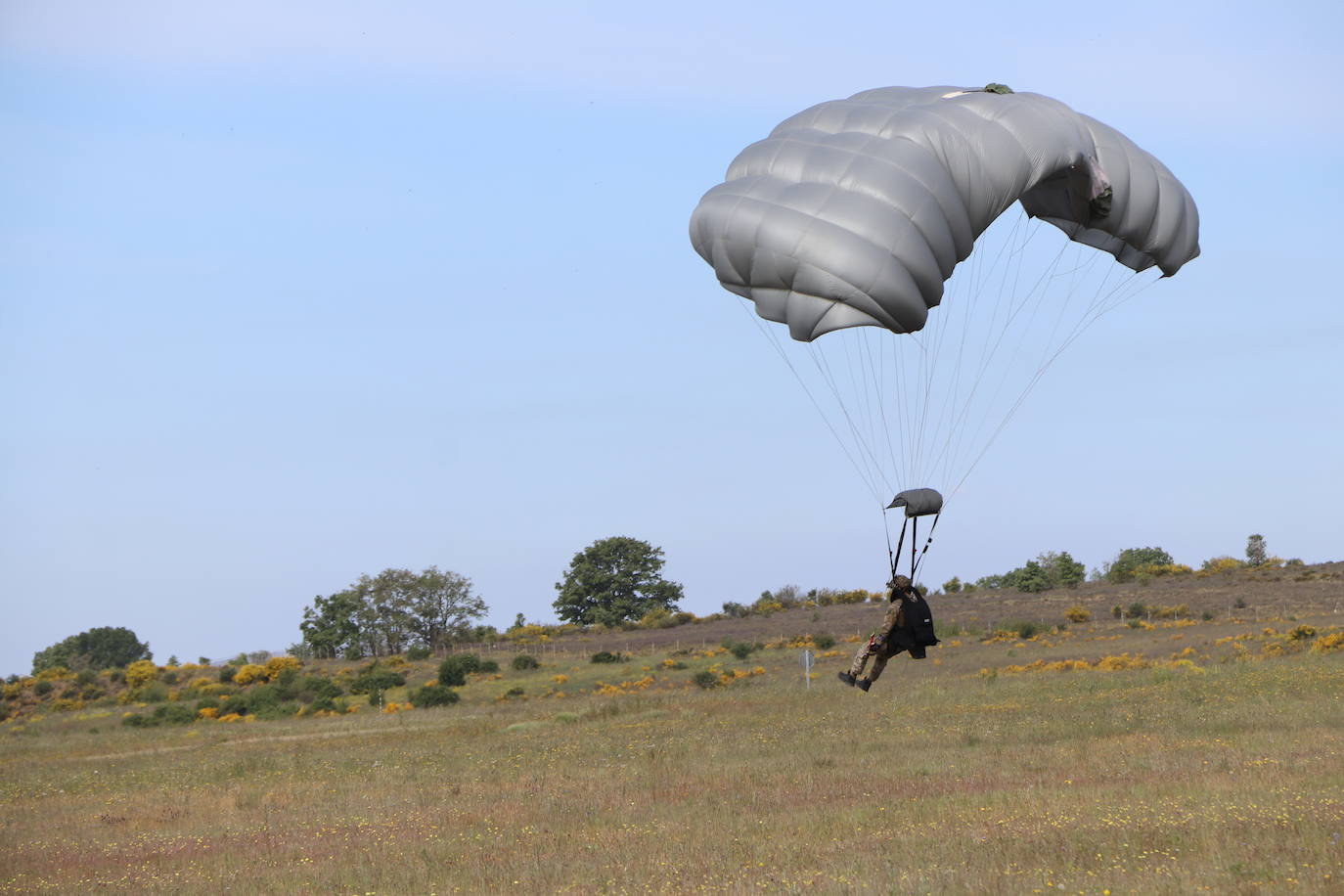 La Brigada Paracaidista pone en práctica el ejercicio Lone Paratrooper 2021 en el que 140 paracaidistas de España, Francia, Portugal y Estados Unidos se instruyen en el cielo inmejorable de la Academia Básica del Aire de la Virgen del Camino