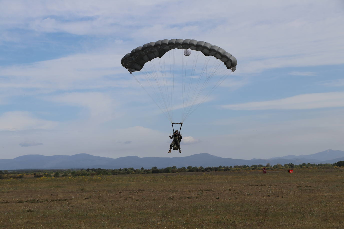 La Brigada Paracaidista pone en práctica el ejercicio Lone Paratrooper 2021 en el que 140 paracaidistas de España, Francia, Portugal y Estados Unidos se instruyen en el cielo inmejorable de la Academia Básica del Aire de la Virgen del Camino