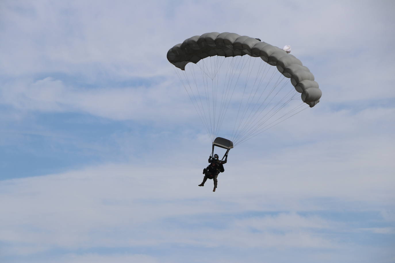 La Brigada Paracaidista pone en práctica el ejercicio Lone Paratrooper 2021 en el que 140 paracaidistas de España, Francia, Portugal y Estados Unidos se instruyen en el cielo inmejorable de la Academia Básica del Aire de la Virgen del Camino