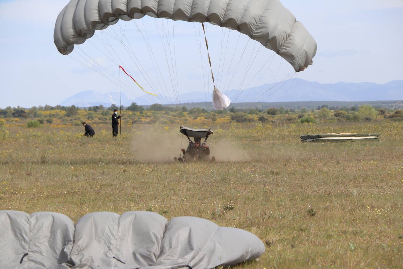 La Brigada Paracaidista pone en práctica el ejercicio Lone Paratrooper 2021 en el que 140 paracaidistas de España, Francia, Portugal y Estados Unidos se instruyen en el cielo inmejorable de la Academia Básica del Aire de la Virgen del Camino