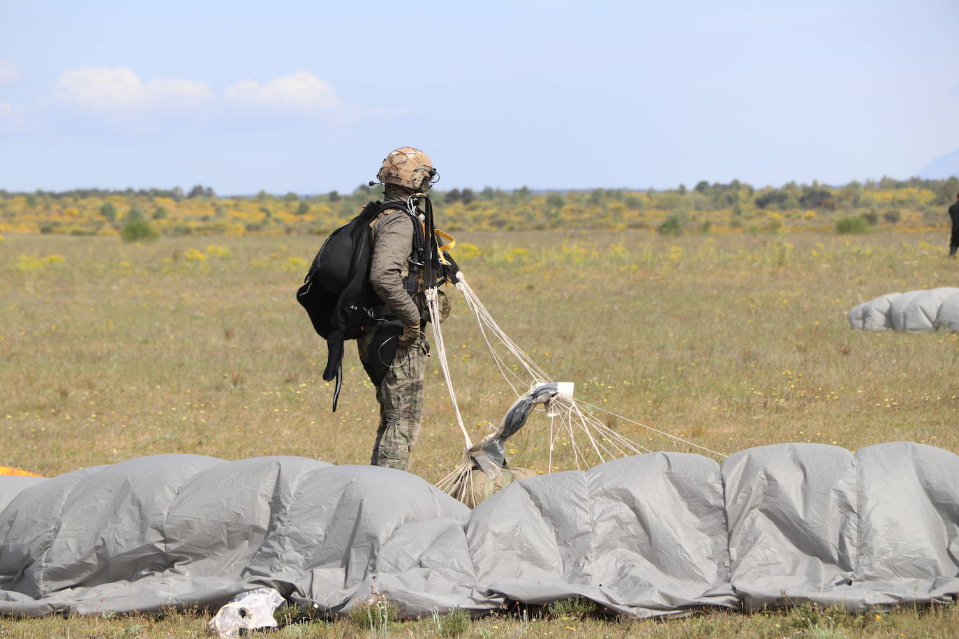 La Brigada Paracaidista pone en práctica el ejercicio Lone Paratrooper 2021 en el que 140 paracaidistas de España, Francia, Portugal y Estados Unidos se instruyen en el cielo inmejorable de la Academia Básica del Aire de la Virgen del Camino