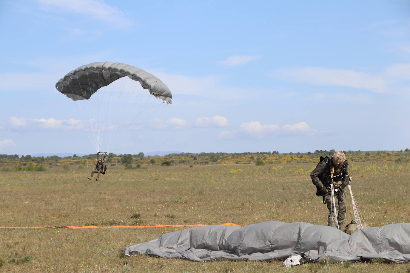 La Brigada Paracaidista pone en práctica el ejercicio Lone Paratrooper 2021 en el que 140 paracaidistas de España, Francia, Portugal y Estados Unidos se instruyen en el cielo inmejorable de la Academia Básica del Aire de la Virgen del Camino