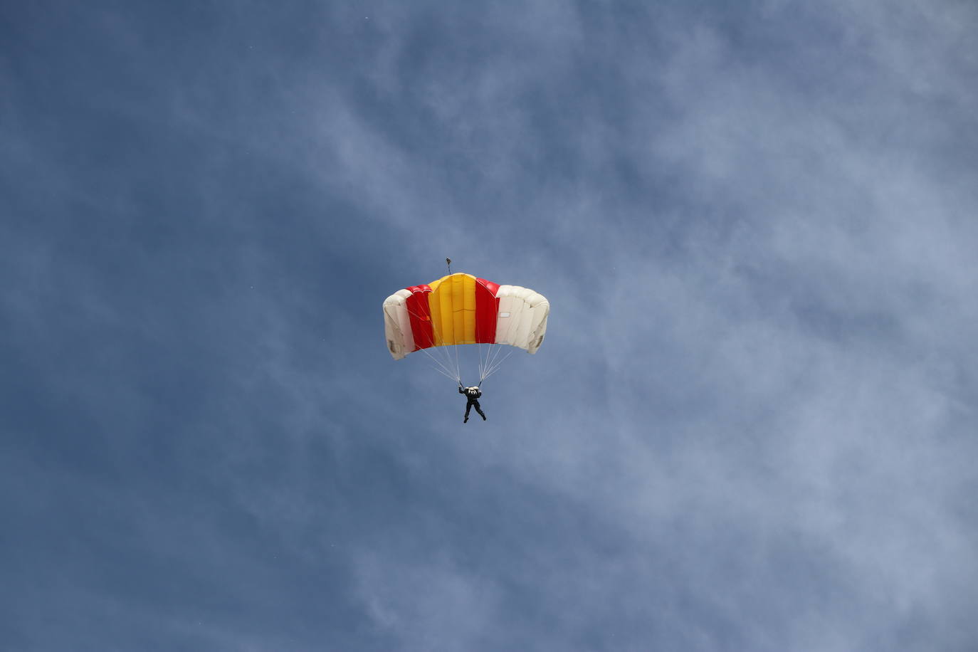 La Brigada Paracaidista pone en práctica el ejercicio Lone Paratrooper 2021 en el que 140 paracaidistas de España, Francia, Portugal y Estados Unidos se instruyen en el cielo inmejorable de la Academia Básica del Aire de la Virgen del Camino