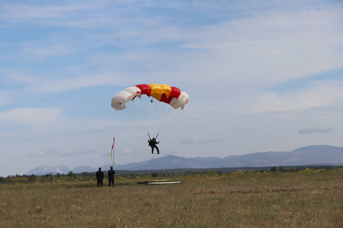 La Brigada Paracaidista pone en práctica el ejercicio Lone Paratrooper 2021 en el que 140 paracaidistas de España, Francia, Portugal y Estados Unidos se instruyen en el cielo inmejorable de la Academia Básica del Aire de la Virgen del Camino