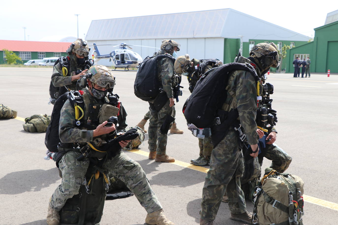 La Brigada Paracaidista pone en práctica el ejercicio Lone Paratrooper 2021 en el que 140 paracaidistas de España, Francia, Portugal y Estados Unidos se instruyen en el cielo inmejorable de la Academia Básica del Aire de la Virgen del Camino