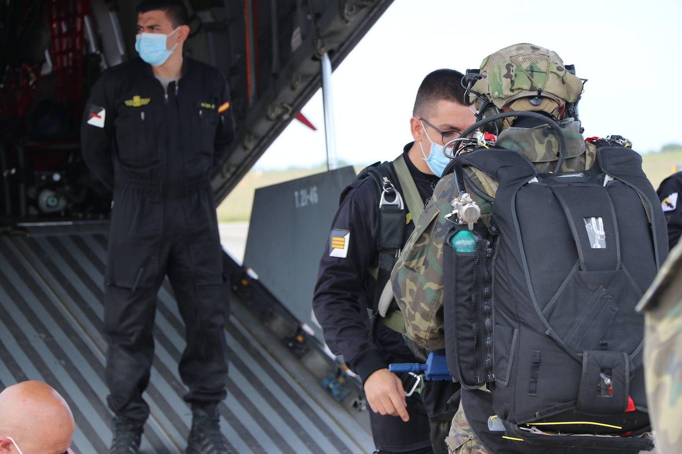 La Brigada Paracaidista pone en práctica el ejercicio Lone Paratrooper 2021 en el que 140 paracaidistas de España, Francia, Portugal y Estados Unidos se instruyen en el cielo inmejorable de la Academia Básica del Aire de la Virgen del Camino