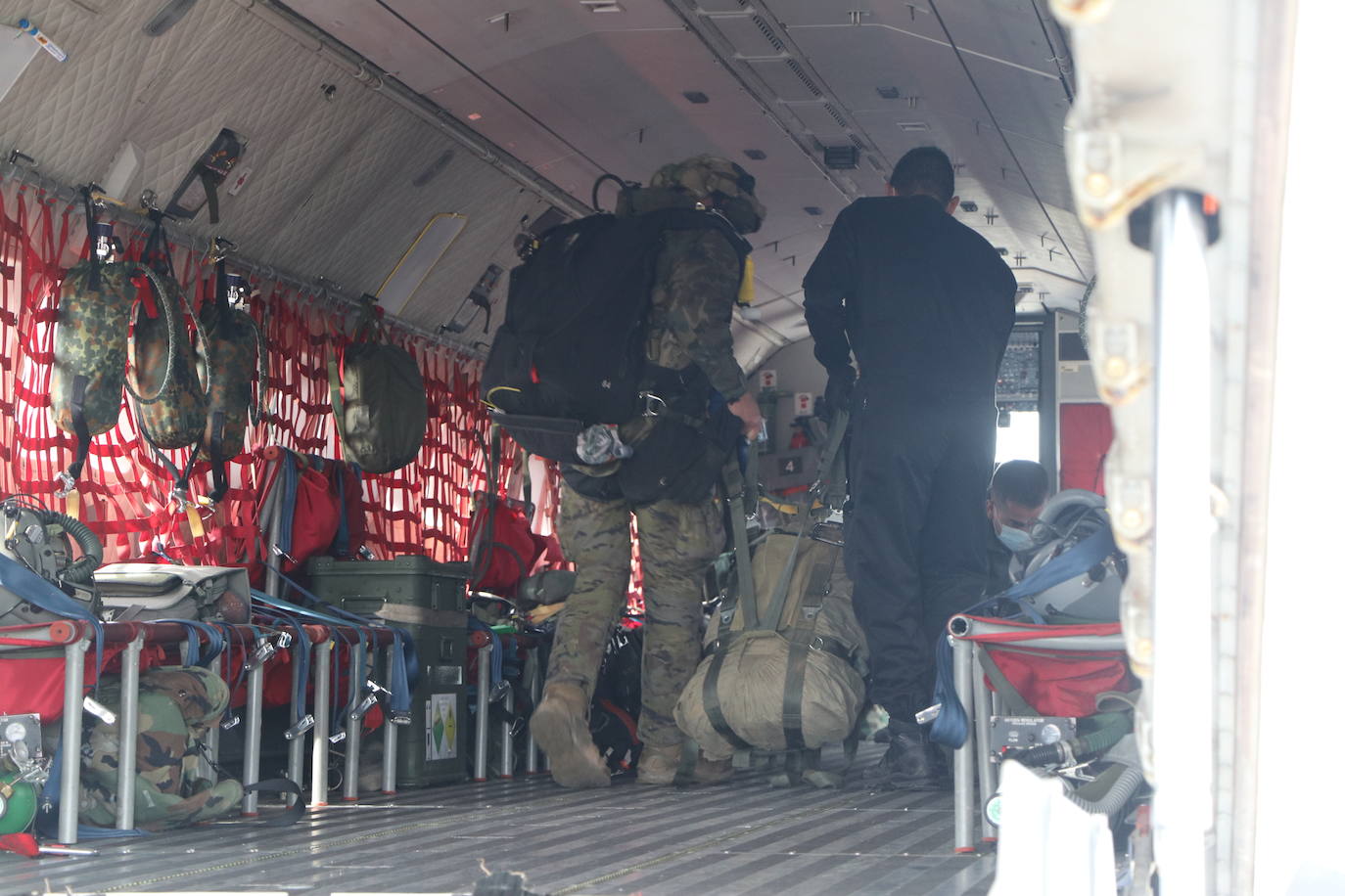 La Brigada Paracaidista pone en práctica el ejercicio Lone Paratrooper 2021 en el que 140 paracaidistas de España, Francia, Portugal y Estados Unidos se instruyen en el cielo inmejorable de la Academia Básica del Aire de la Virgen del Camino