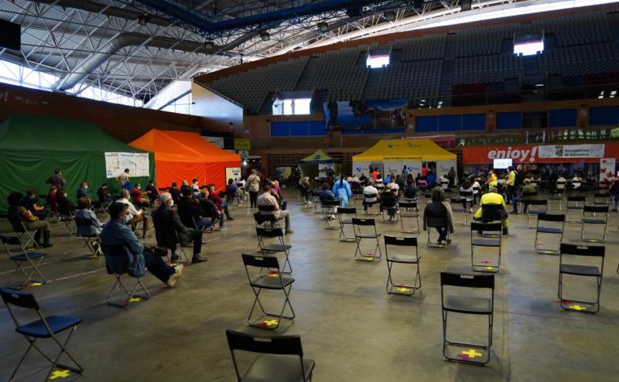 Genete sperando tras vacunarse en el Multiusos.