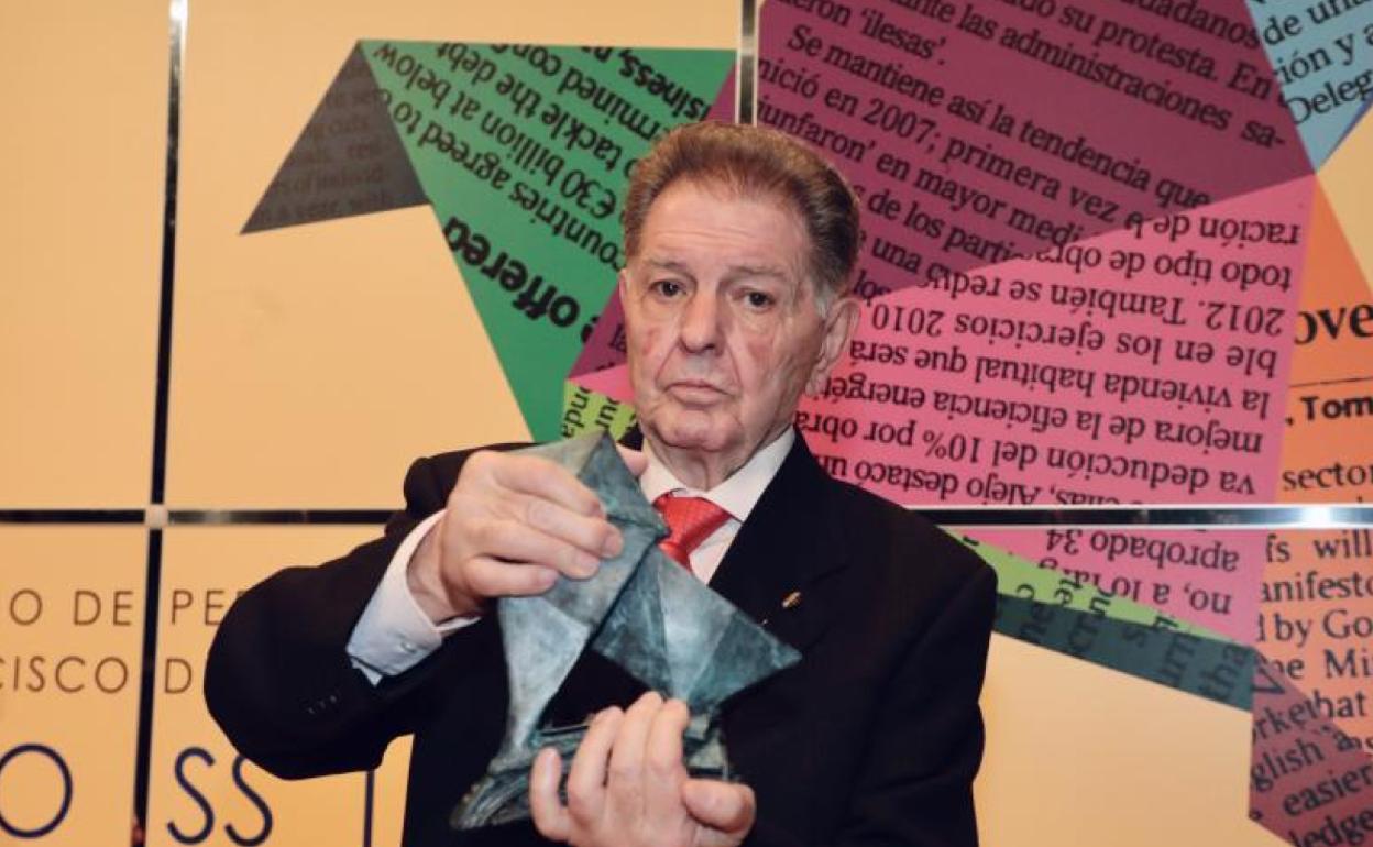 Ángel María de Pablos con el premio 