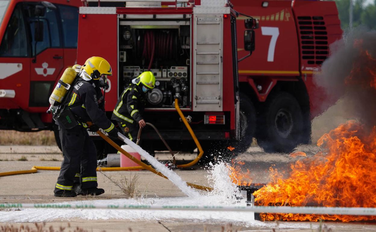 Bomberos durante el simulacro en Matacán 