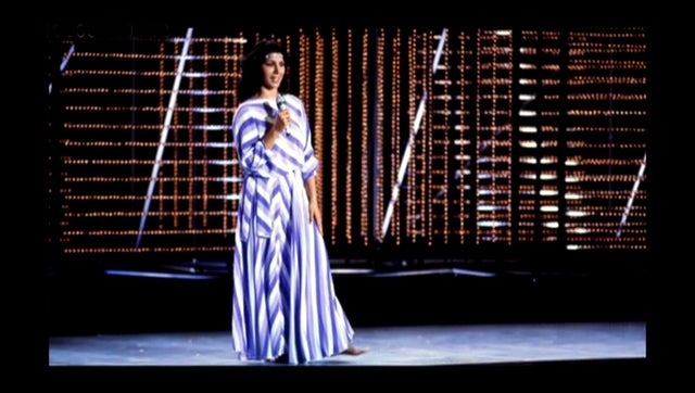 Remedios Amaya (1983). Envuelta en un vestido de mil pesetas de rayas azules y blancas, y descalza, salió la artista sevillana a interpretar 'Quién maneja mi barca' en Múnich.