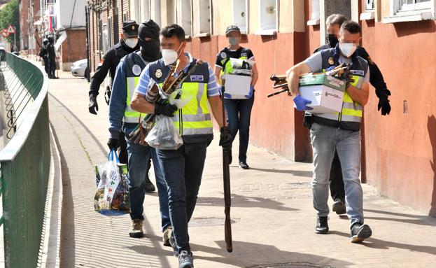 Los agentes portan las armas intervenidas durante los registros de los dos pisos del 29 de Octubre.