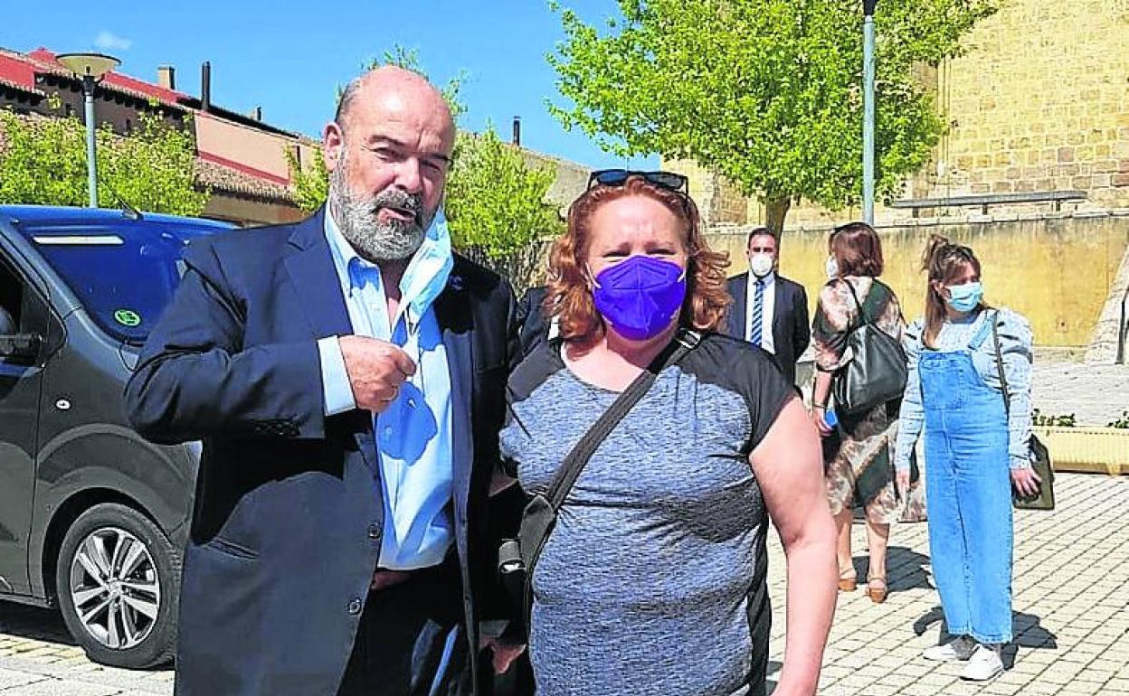 Antonio Resines posa con la vecina de Villasirga Chus Marcilla, ayer junto a la iglesia de Santa María la Blanca.