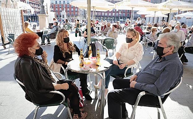 La limitación de personas por mesa tanto en el interior de los bares como en las terrazas ascendería de seis a diez al pasar al nivel 2 de alerta.