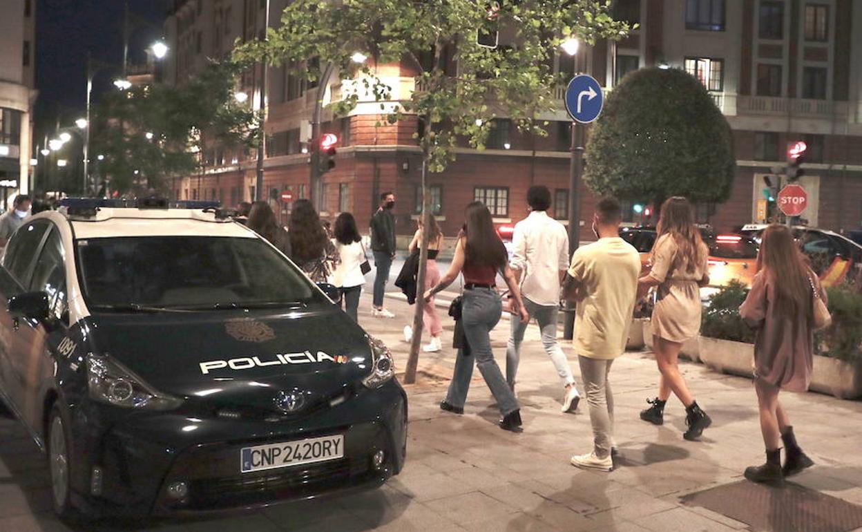 Un grupo de jóvenes camina por la calle María de Molina de Valladolid durante la última jornada del toque de queda. 