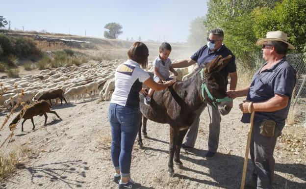 Una familia que se trasladó al municipio de Castrejón de Trabancos durante la pandemia.