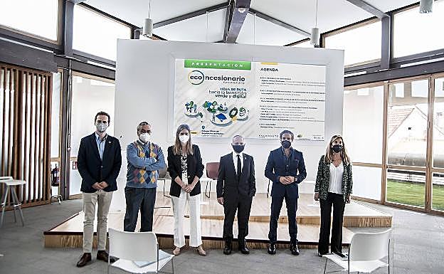 Juan Luis Fernández, director de asuntos públicos de Faconauto; Sigfrido Herráez, decano del Colegio Oficial de Arquitectos de Madrid; Sara Aagesen, Secretaria de Estado de Energía; Lluís Comerón, presidente del Consejo Superior de los Colegios de Arquitectos de España; Gerardo Pérez, presidente de Faconauto; y Marta Blázquez, vicepresidenta ejecutiva de Faconauto.