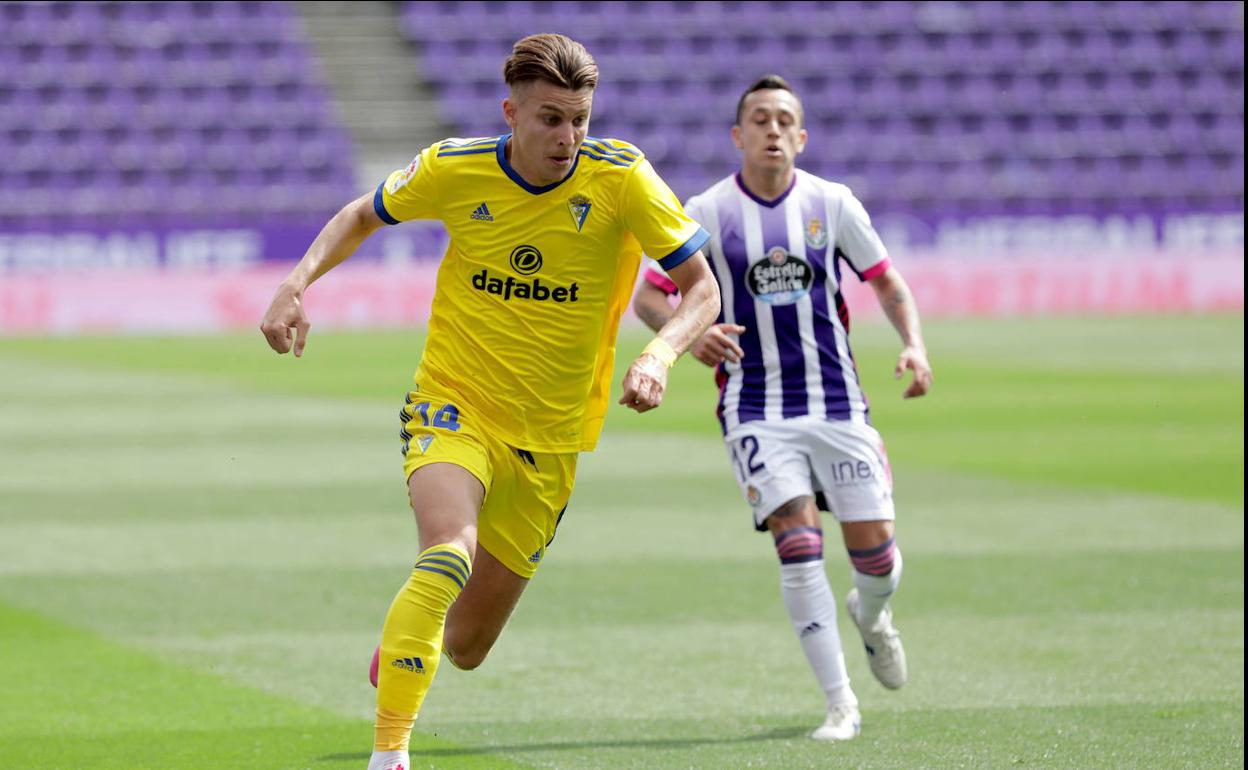 Iván Alejo avanza ante Orellana en el Real Valladolid-Cádiz del pasado abril en Zorrilla