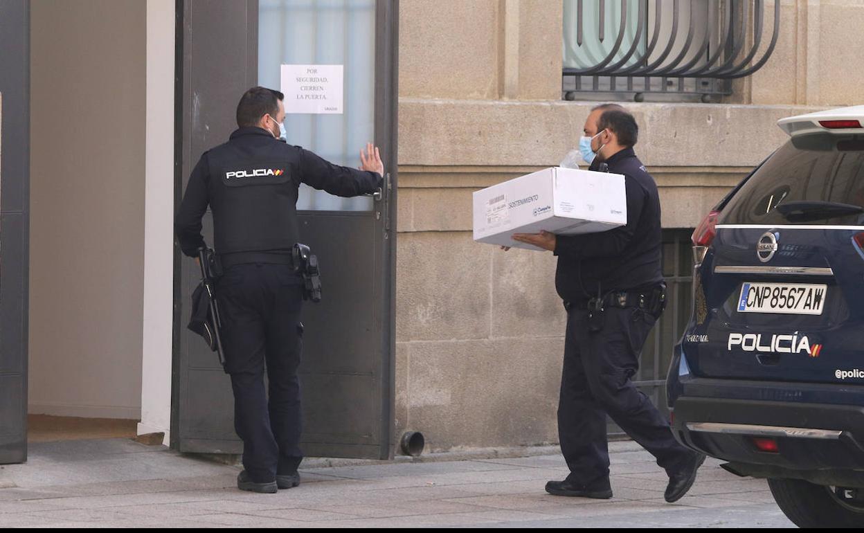 Dos policías acceden con documentación a los Juzgados de Palencia