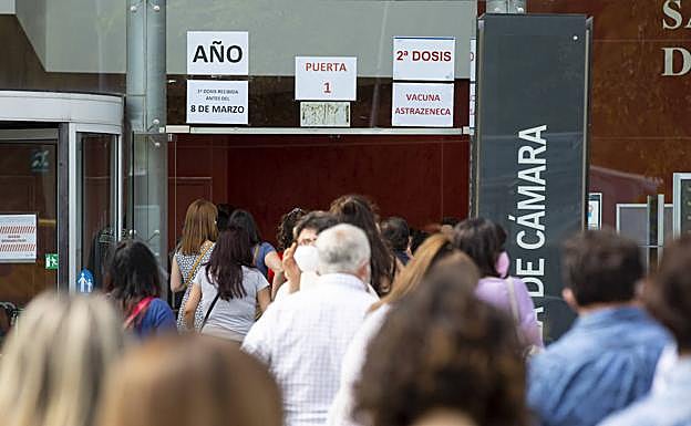 Colas ayer para recibir la segunda dosis de AstraZeneca en el Auditorio Miguel Delibes.
