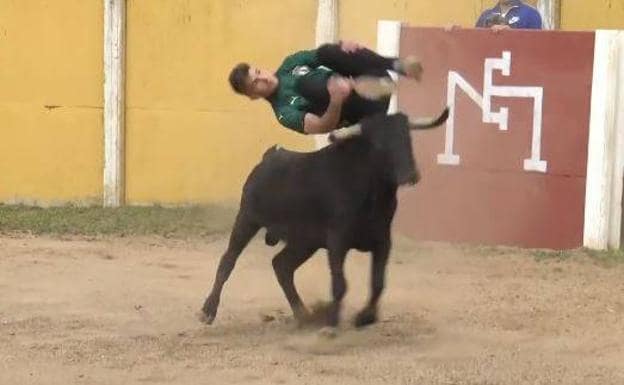 Cristian Rubio salta a un novillo en una capea de entrenamiento en la Finca Cantoblanco de Peñaflor.