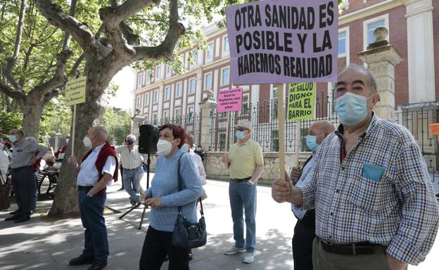 Manifestantes a las puertas de la Consejería de Sanidad 