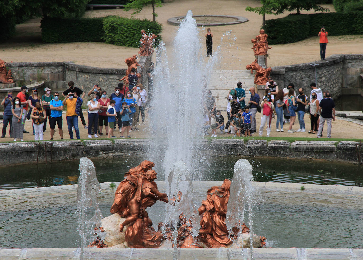 La fuente de las Ranas, en pleno apogeo de su coreografía acuática este domingo en La Granja. 