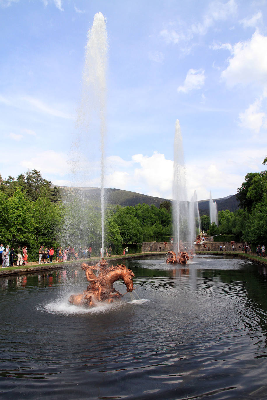 La fuente de las Ranas, en pleno apogeo de su coreografía acuática este domingo en La Granja. 