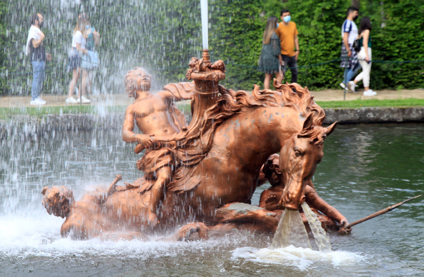 La fuente de las Ranas, en pleno apogeo de su coreografía acuática este domingo en La Granja. 