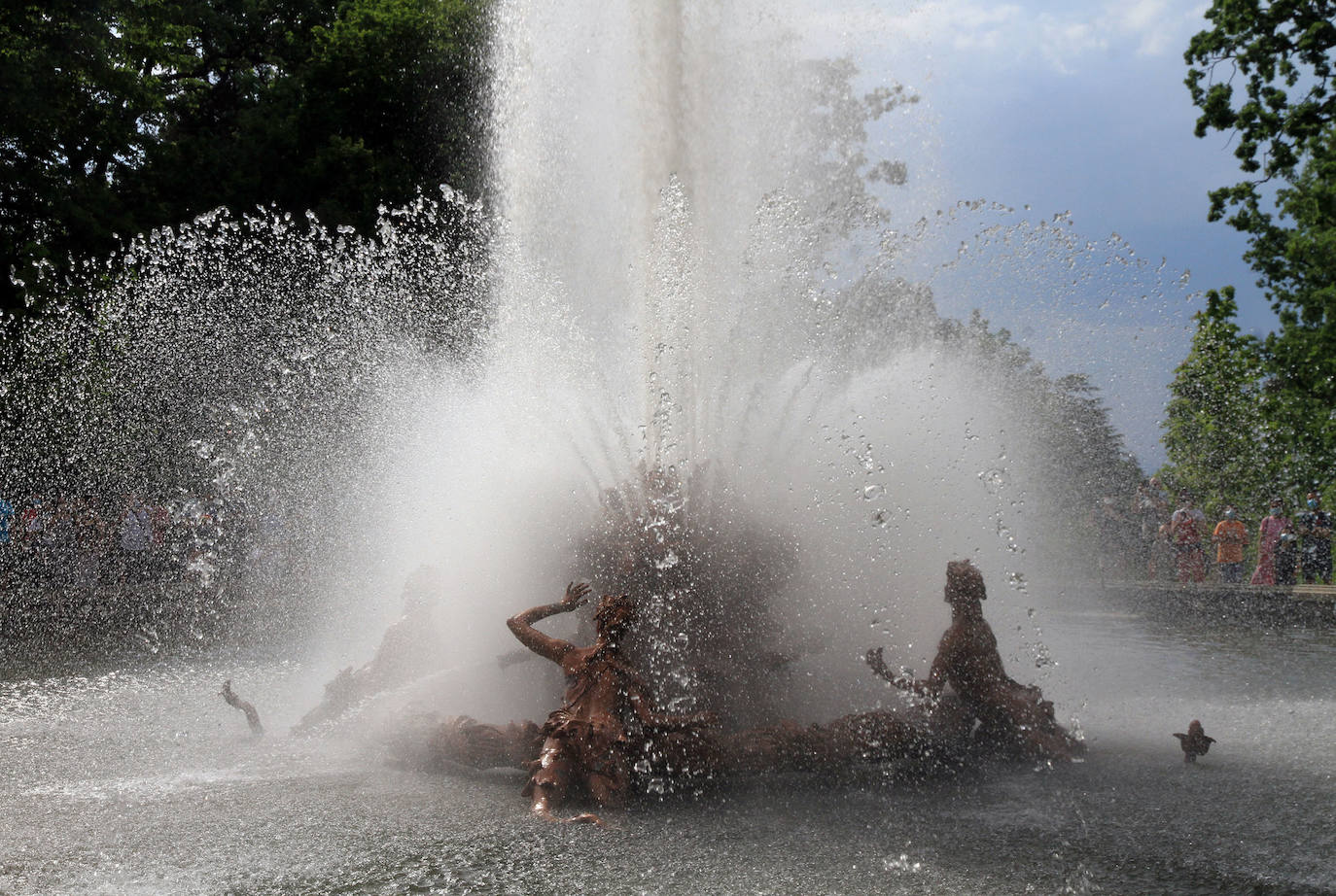 La fuente de las Ranas, en pleno apogeo de su coreografía acuática este domingo en La Granja. 