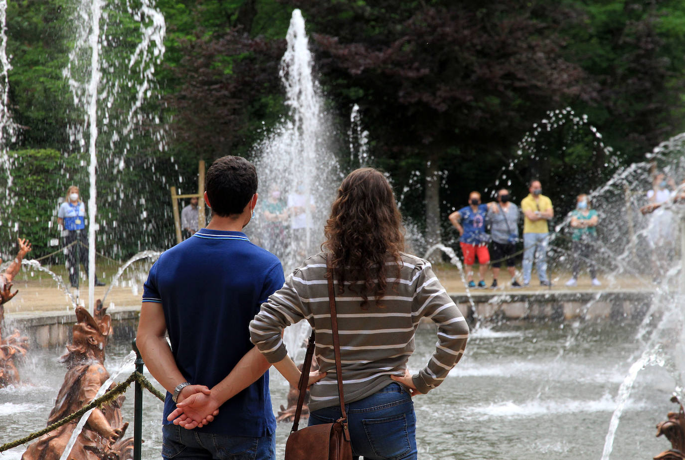 La fuente de las Ranas, en pleno apogeo de su coreografía acuática este domingo en La Granja. 