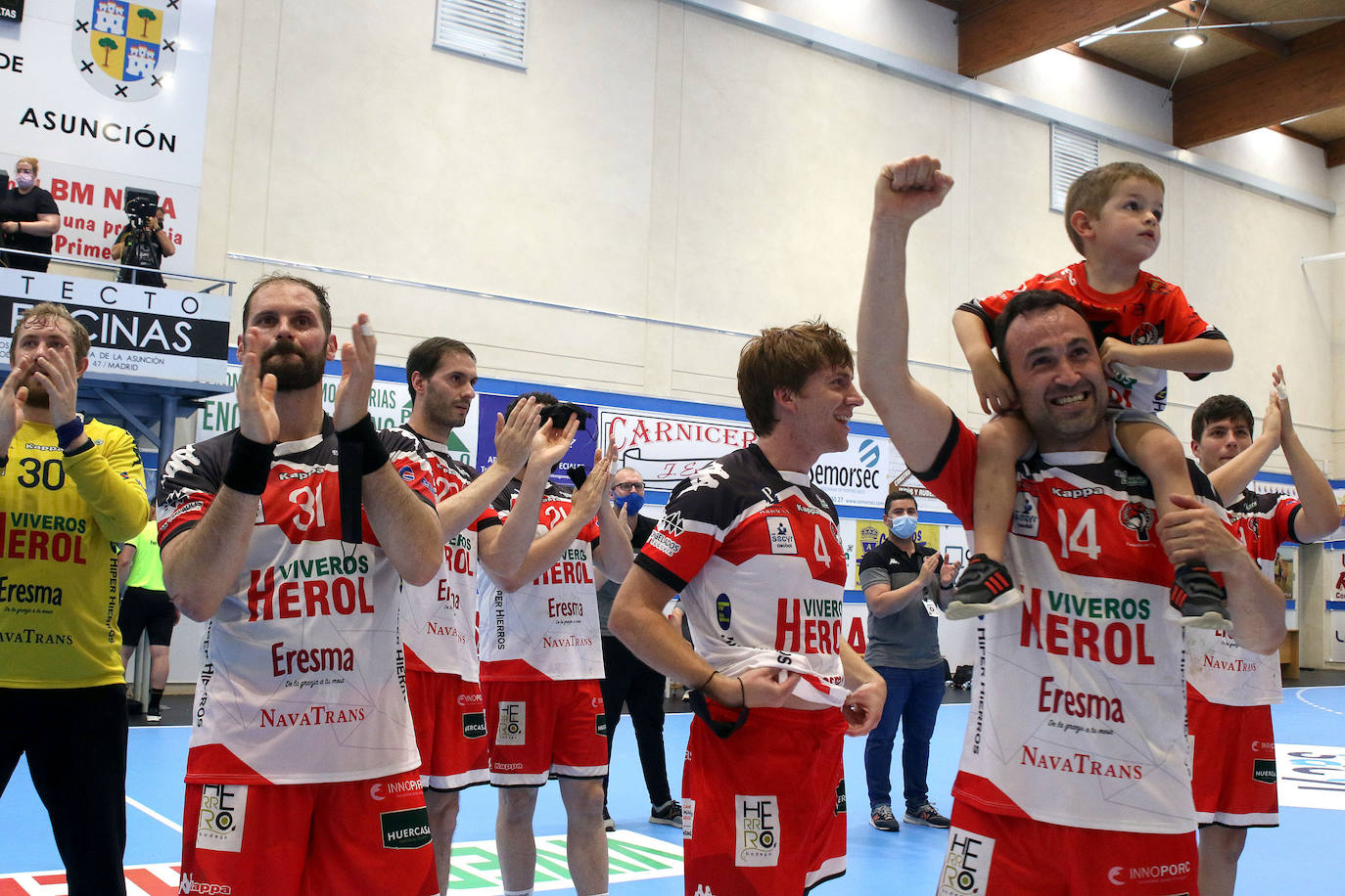 Los jugadores del Balonmano Nava celebran su permanencia en Asobal 